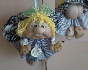 Viime aikoina yhä useammin neulanaiset tekevät hauskoja nukkeja sukkahousuista. Nämä käsityöt ovat todella ainutlaatuisia ja niistä tulee alkuperäinen sisustus lastentarhalle. Tämän nuken ompeluperiaate on samanlainen kuin edelliset: tärkeintä on tehdä kaunis pää sukkahousuista. Tätä varten sinun on täytettävä lasku