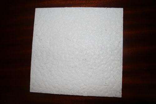 Εάν το κέλυφος σας είναι καφέ, πάρτε ένα σφουγγάρι, εμποτίστε το με ακρυλικό χρώμα και καλύψτε την επιφάνεια σε πολλά στρώματα. Μετά από αυτό, αφαιρέστε το κάτω στρώμα από τη διακοσμητική πετσέτα και κολλήστε το στο κόντρα πλακέ με κοχύλια. Η επιφάνεια μπορεί να προ-υγρανθεί με PVA.