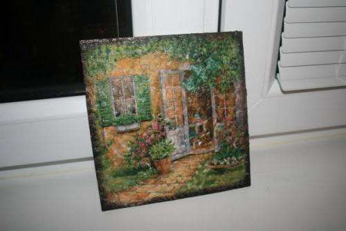 Για να δώσετε στην εικόνα ένα αποτέλεσμα αρχαιότητας, πάρτε πίσσα και καλύψτε την άκρη του πίνακα περιμετρικά. Μπορείτε επίσης να γεράσετε την επιφάνεια με ακρυλικό χρώμα. Για να το κάνετε αυτό, αναμίξτε μαύρα και καφέ χρώματα και καλύψτε το πάνελ με ένα σφουγγάρι. Αν δυσκολεύεστε να βρείτε ακρυλικά, δοκιμάστε να χρησιμοποιήσετε γκουάς για να επιτύχετε το ίδιο αποτέλεσμα.