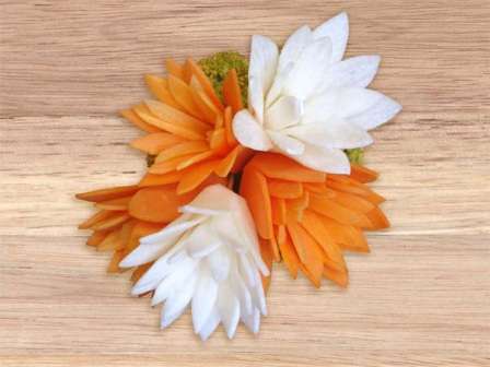 Antallet af kronblade afhænger af gulerodens tykkelse. Skær kernen lidt, og lav derefter støvdragere. Flere af disse liljer vil dekorere en stor tallerken med et kød- eller grøntsagsfad.