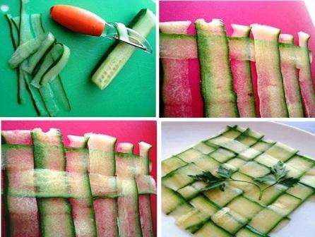 Fold derefter strimlerne lodret i en række. Beløbet afhænger af den ønskede størrelse på dit tæppe. Væv derefter de andre strimler vandret på en kurvlignende måde.