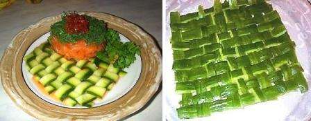 Tæppet kan laves af agurkeskiver eller svær. Ved et lignende princip kan du lave tæpper af andre grøntsager, alt afhænger af din fantasi. Det er stadig at sætte forretterne på agurkemåtten, og retten er klar!