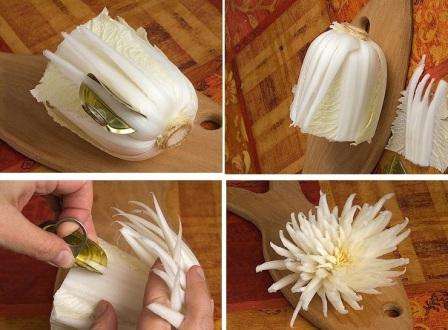 Resterne af arket skal fjernes og derefter fortsætte til snittet af det næste ark. Du får en smuk blomst til dekoration af retter eller et festligt bord.