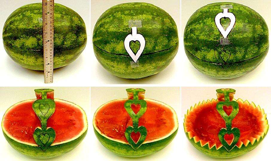 قص شكل قالب للقلم من الورق. قلّم جوانب البطيخ من الجانبين