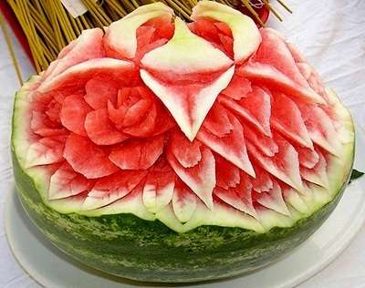 صنع بطيخ بتقنية النحت ، الصورة