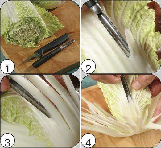 بعد ذلك ، نقطع الملفوف بأطوال مختلفة من الحافة إلى الوسط بسكين كربيد محزز.