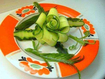 شرائح الخيار بالزهرة