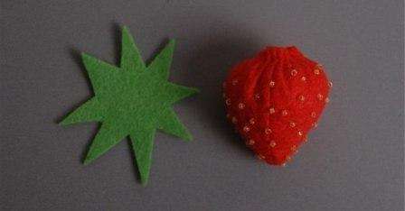 Na vrch jahody naneste malé množstvo lepidla.