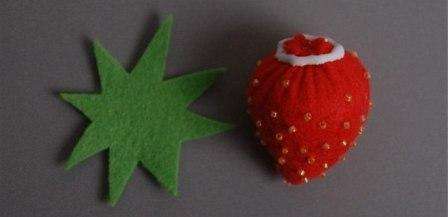 Na vrch jahody naneste malé množstvo lepidla