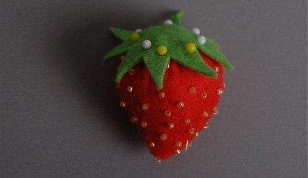 Aby listen tesne priliehal k bobuľke, prišpendlite tieto dve časti špendlíkmi na miesto, kde sa nanáša lepidlo.