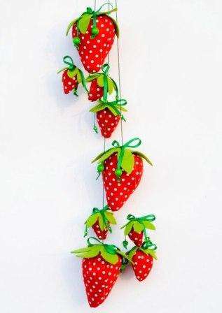 Teraz zopakujte všetky manipulácie s plstenou tkaninou toľkokrát, koľkokrát chcete vidieť jahody doma.