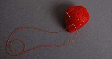 Vyzbrojte sa priehľadnými žltými korálkami a ihlou. Šiť korálky k jahode, napodobňovať semená