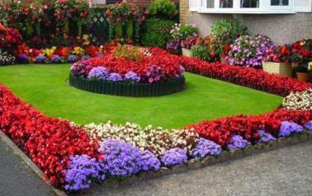 en af ​​de mest almindelige typer blomsterbed er rabatkaen. Den har en rektangulær form og er ideel til store og små områder.