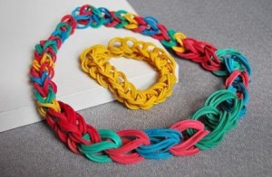 Posledný článok musí byť spojený s prvým prsteňom na šperky, ktorého konce je možné ohnúť kliešťami