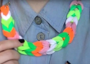 Pozývame vás na výrobu svetlého náhrdelníka, ktorý sa stane originálnym letným doplnkom