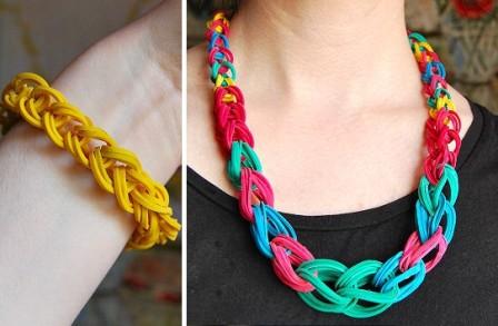 z gumičiek si vyrobíte nádherný náhrdelník a nepotrebujete ani stroj