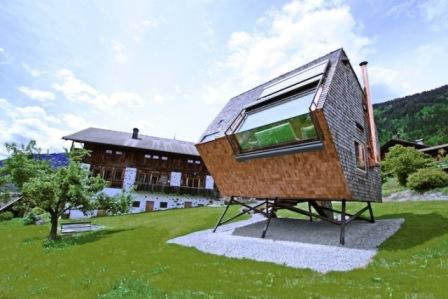 Ασυνήθιστο σπίτι στην πλαγιά του λόφου