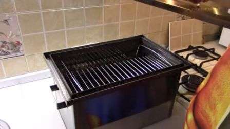 Se toimii vesitiivisteenä, jotta savu ei pääse huoneeseen.