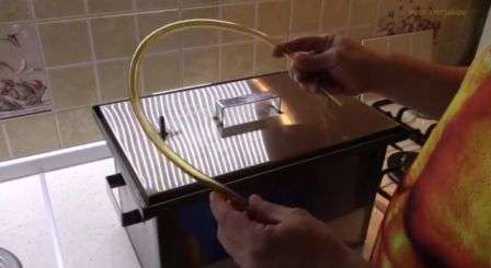 Kannen yläosaan on tehtävä reikä, johon putki on juotettu.