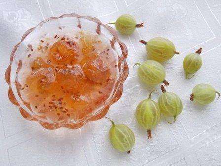 Forholdet mellem stikkelsbær og sukker skal være 1: 1, med to store appelsiner for hvert kg stikkelsbær.