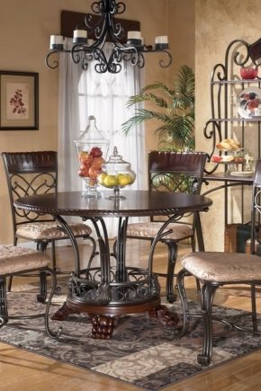 طاولات مزورة في الداخل الحديث