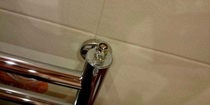 Ο γερανός του Μαγιέφσκι εγκαταστάθηκε σε θερμαινόμενη ράγα πετσετών