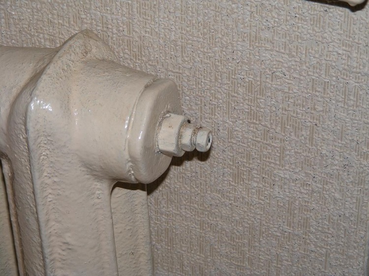 Συνήθως, η βρύση έχει μικρή διάμετρο Γερανός Mayevsky για μπαταρίες από χυτοσίδηρο