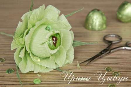 na výrobu kvetu z cukríkov potrebujete vlnitý papier