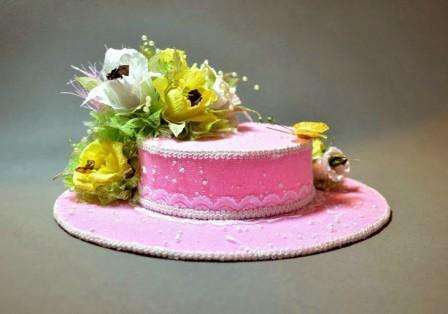 originálna čiapka na ozdobu svadobného auta