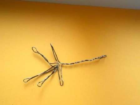 Στη συνέχεια, ξεκινήστε να φτιάχνετε στυλό. Για να το κάνετε αυτό, σχηματίστε ένα συρμάτινο πλαίσιο με τη μορφή λαβής με τα δάχτυλα. Τυλίξτε το πλαίσιο που προκύπτει με πολυεστέρα με επένδυση έτσι ώστε η λαβή να είναι ογκώδης και στη συνέχεια σφίξτε τη λαβή με νάιλον δέρμα.