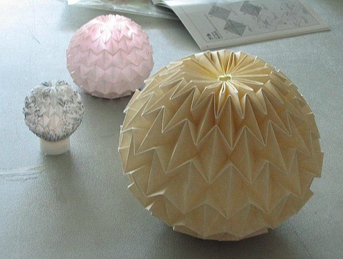 أمثلة صور Kusudama: ما هو - كيفية صنع كرة معيارية سحرية من الورق بيديك ، مخططات لتجميع زهور الأوريغامي