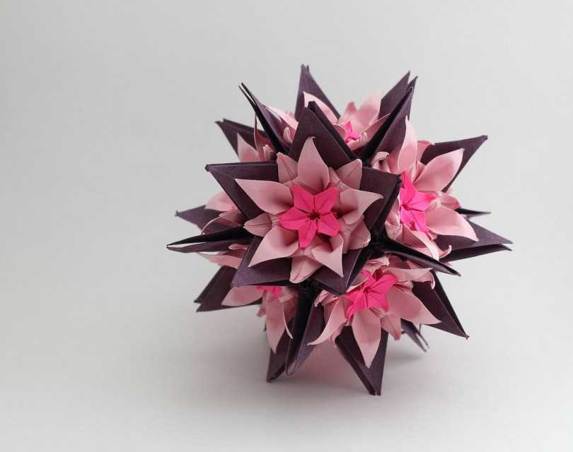 أمثلة صور Kusudama: ما هو - كيفية صنع كرة معيارية سحرية من الورق بيديك ، مخططات لتجميع زهور الأوريغامي