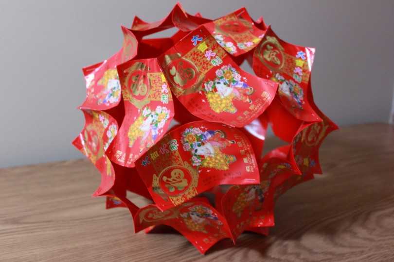 أمثلة صور Kusudama: ما هو - كيفية صنع كرة معيارية سحرية من الورق بيديك ، مخططات لتجميع زهور الأوريغامي