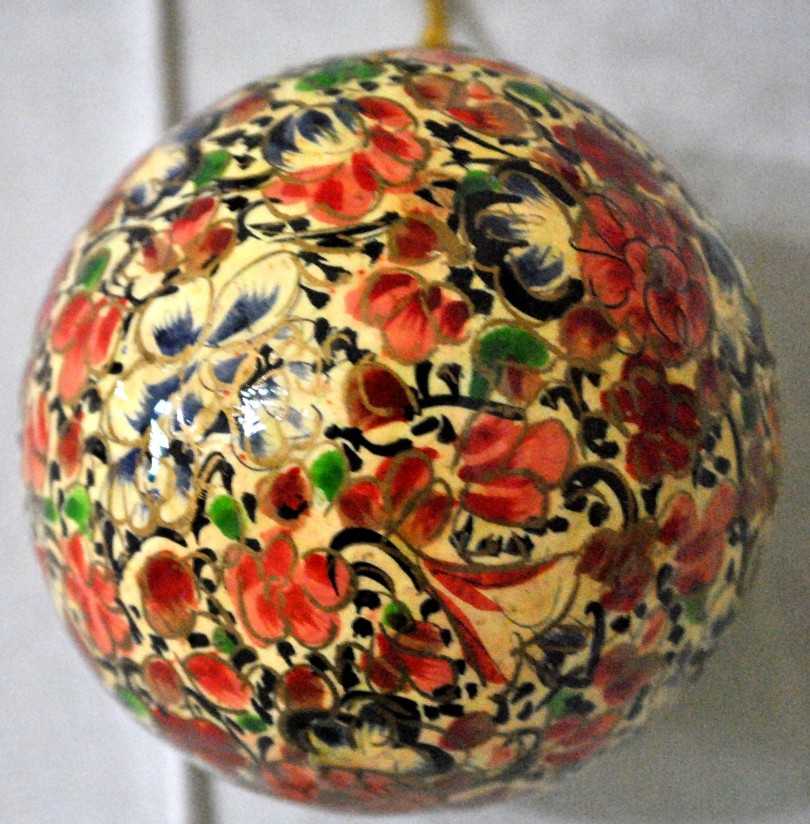 أمثلة صور Kusudama: ما هو - كيفية صنع كرة معيارية سحرية من الورق بيديك ، مخططات لتجميع زهور الأوريغامي