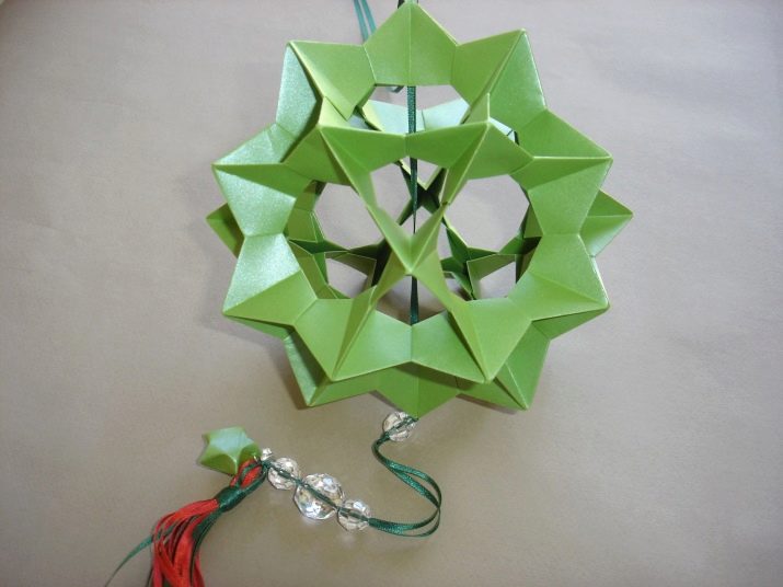 أمثلة صور Kusudama: ما هو - كيفية صنع كرة معيارية سحرية من الورق بيديك ، مخططات لتجميع زهور الأوريغامي