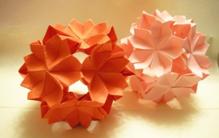 أمثلة صور Kusudama: ما هو - كيفية صنع كرة معيارية سحرية من الورق بيديك ، مخططات لتجميع زهور الأوريغامي