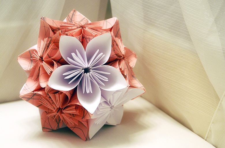 أمثلة صور Kusudama: ما هو - كيفية صنع كرة معيارية سحرية من الورق بيديك ، مخططات لتجميع زهور الأوريغامي