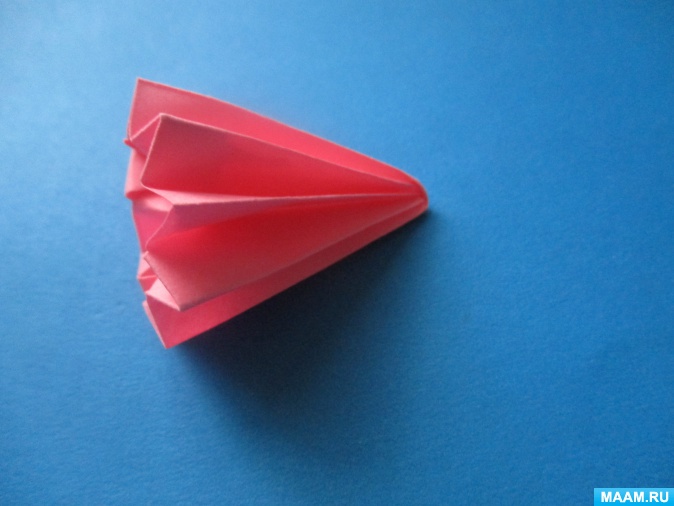 أمثلة صور Kusudama: ما هو - كيفية صنع كرة معيارية سحرية من الورق بيديك ، مخططات لتجميع زهور الأوريغامي