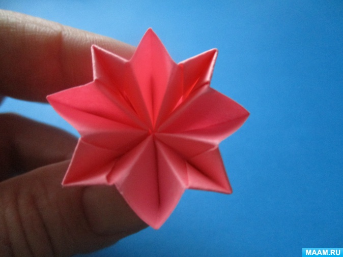 أمثلة صور Kusudama: ما هو - كيفية صنع كرة معيارية سحرية من الورق بيديك ، مخططات لتجميع زهور الأوريغامي