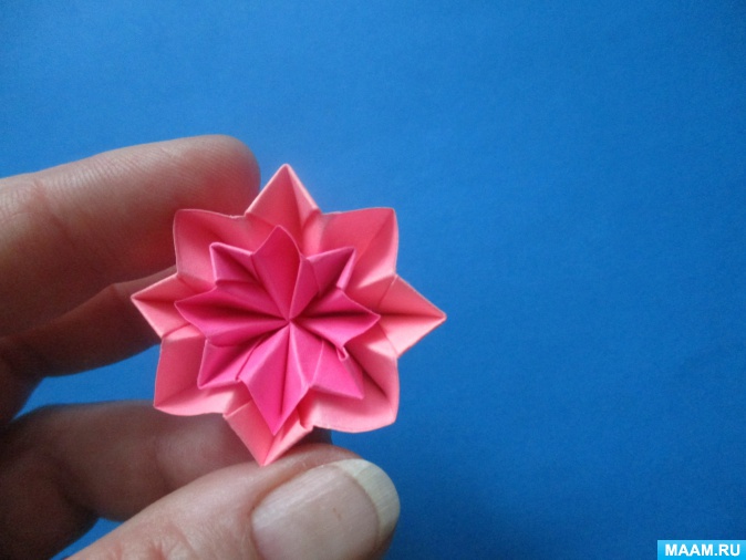 أمثلة صور Kusudama: ما هو - كيفية صنع كرة معيارية سحرية من الورق بيديك ، مخططات لتجميع زهور الأوريغامي