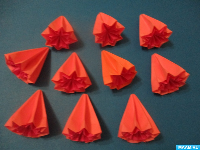 أمثلة صور Kusudama: ما هو - كيفية صنع كرة معيارية سحرية من الورق بيديك ، مخططات لتجميع زهور الأوريغامي