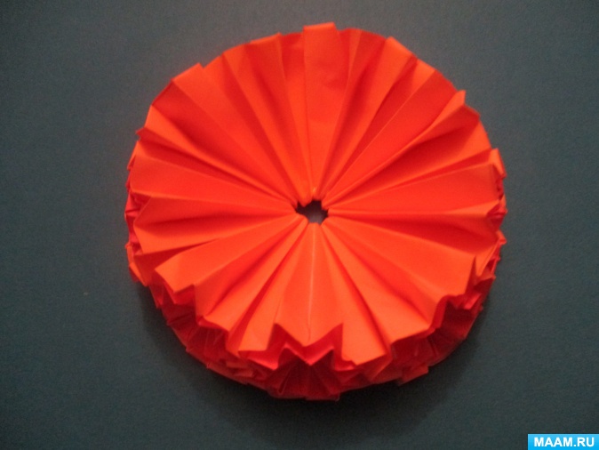 أمثلة صور Kusudama: ما هو - كيفية صنع كرة معيارية سحرية من الورق بيديك ، مخططات لتجميع زهور الأوريغامي