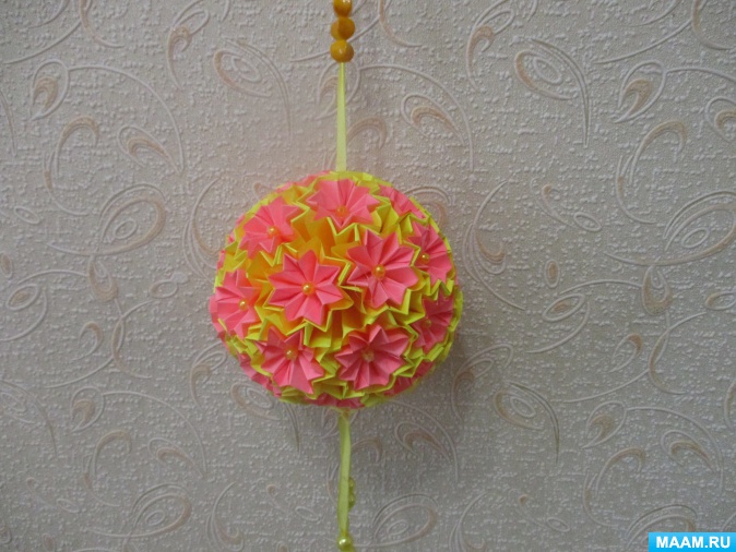 أمثلة صور Kusudama: ما هو - كيفية صنع كرة معيارية سحرية من الورق بيديك ، مخططات لتجميع زهور الأوريغامي