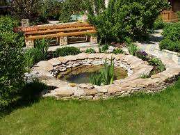 Erilaiset puutarhatyöt, jotka voit tehdä itse pienin kustannuksin, näyttävät ulkopuolelta alkuperäisiltä. Yritä istuttaa palmu paikan päällä muovipulloista tai