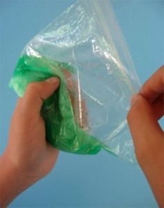 Tyhjennä kaikki ylimääräinen neste, joka jää sekoittamisen jälkeen, pyyhi lima ja voit aloittaa pelaamisen