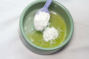 Lisää sooda saatuun massaan ja sekoita hyvin