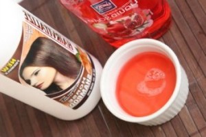 Sekoita valmistetuissa astioissa yhtä paljon shampoota ja suihkugeeliä tai astianpesuainetta