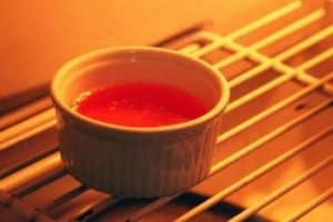 Kaikki komponentit on sekoitettava hyvin ja asetettava samaan astiaan, johon ne sekoitettiin jääkaapissa