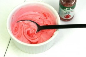 Valmistettuun astiaan on tarpeen kaataa noin neljäsosa lasista paperitavaraa