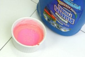 Lisää halutun värinen luonnollinen väriaine liimaan ja sekoita komponentit hyvin